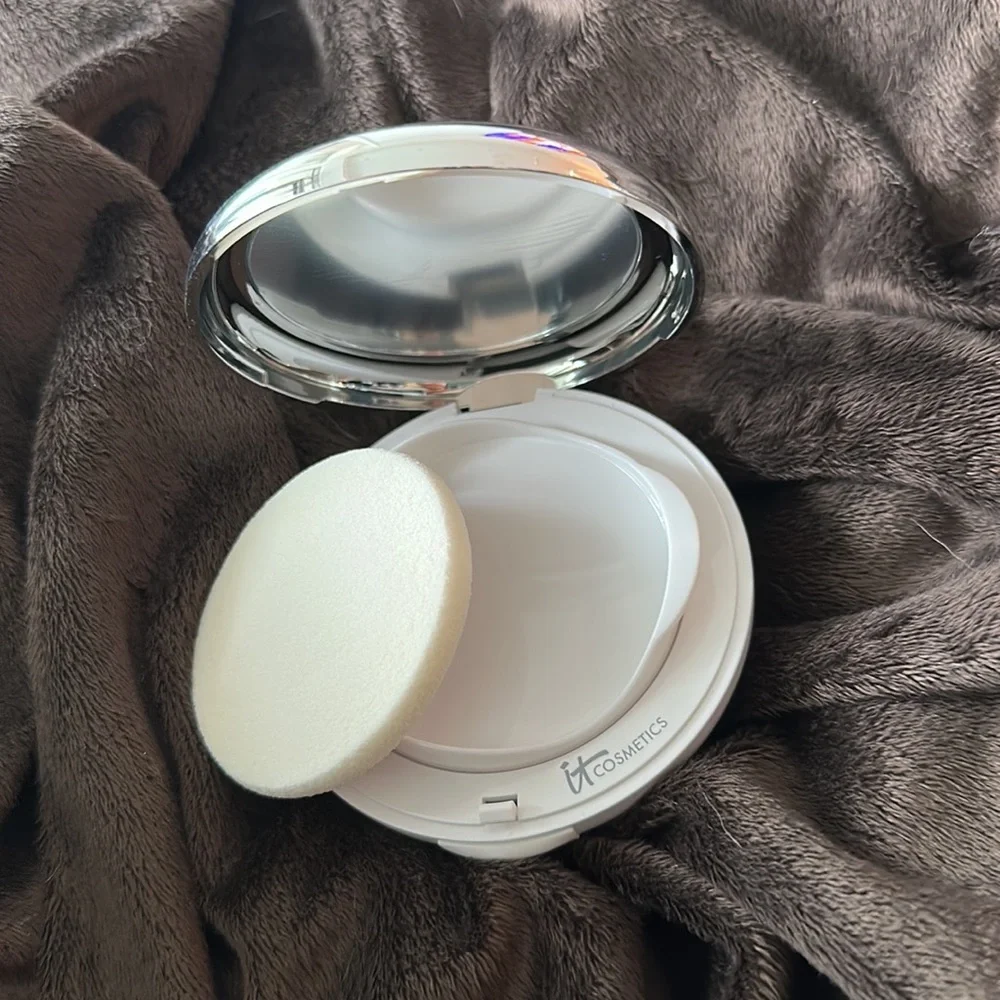 NWOT IT Cosmetics Confidence In A Compact Full Coverage SPF 50 Shade “Deep”